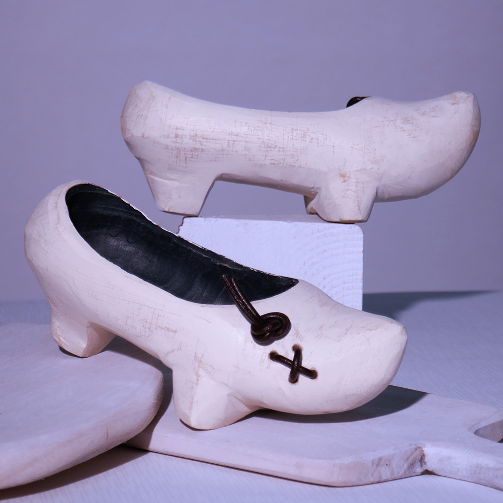 Madreñas blancas cuero Madreñas artesanales en blanco envejecido con detalle en cuero