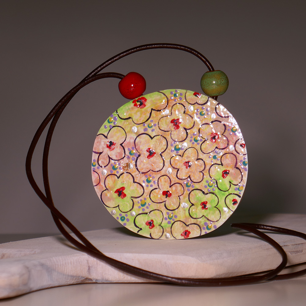 Colgante Lavandera Blanca, trasera Reverso del colgante Lavandera Blanca pintado a mano sobre madera representado motivos florales