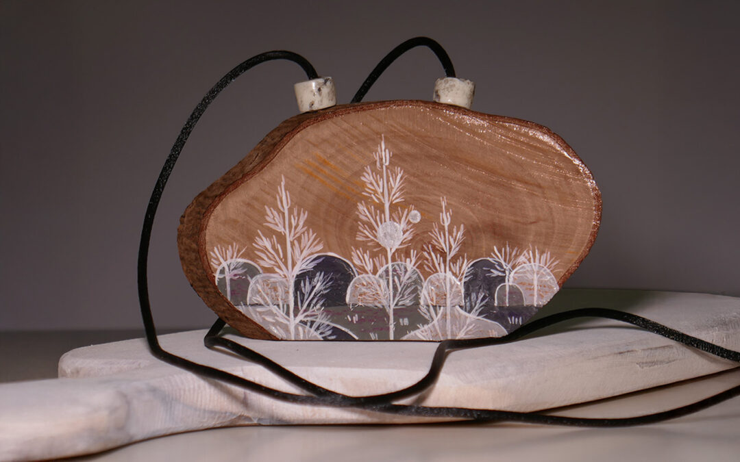 Complementos artesanos en madera: arte que se lleva puesto