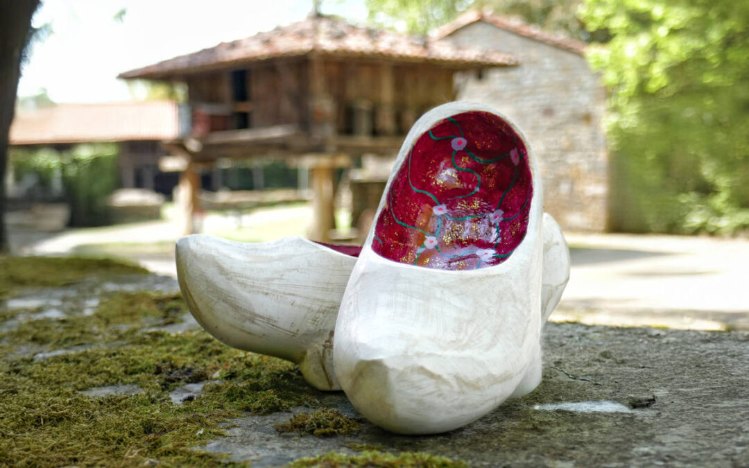Madreñas artesanas pintadas a mano: tradición asturiana reinterpretada en color